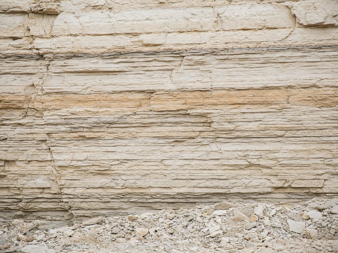 Sichtbare Gesteinsschichten im Jurakalk des Altmühltals